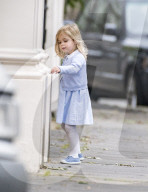EXKLUSIV - Princessin Leonore mit ihrem rosa "Trotti" und Mama Madeleine in London unterwegs