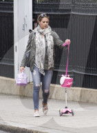 EXKLUSIV - Princessin Leonore mit ihrem rosa "Trotti" und Mama Madeleine in London unterwegs