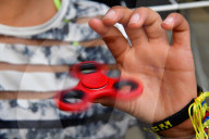 FEATURE - Das neue "Must-Have" in Kinderhänden: Der Fidget Spinner