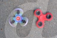 FEATURE - Das neue "Must-Have" in Kinderhänden: Der Fidget Spinner