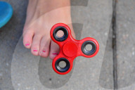 FEATURE - Das neue "Must-Have" in Kinderhänden: Der Fidget Spinner