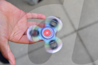 FEATURE - Das neue "Must-Have" in Kinderhänden: Der Fidget Spinner