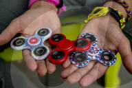 FEATURE - Das neue "Must-Have" in Kinderhänden: Der Fidget Spinner