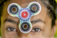 FEATURE - Das neue "Must-Have" in Kinderhänden: Der Fidget Spinner