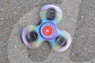 FEATURE - Das neue "Must-Have" in Kinderhänden: Der Fidget Spinner