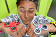 FEATURE - Das neue "Must-Have" in Kinderhänden: Der Fidget Spinner