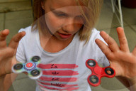 FEATURE - Das neue "Must-Have" in Kinderhänden: Der Fidget Spinner