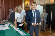 NEWS - Parlamentswahlen in Frankreich: Brigitte und Emmanuel Macron geben ihre Stimme 