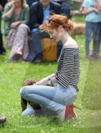 PEOPLE - Eleanor Tomlinson an der Dog Show in Adlestrop