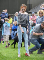PEOPLE - Eleanor Tomlinson an der Dog Show in Adlestrop