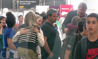 EXKLUSIV - Gwyneth Paltrow verabschiedet Apple am Flughafen von LA