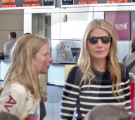EXKLUSIV - Gwyneth Paltrow verabschiedet Apple am Flughafen von LA