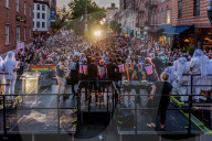 NEWS - Orlando gedenkt den Opfern der Massakers vor einem Jahr