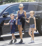 EXKLUSIV - Dünne Nicole Richie mit ihren Kindern in West Hollywood unterwegs