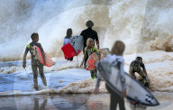 FEATURE - Queensland: Eingeseifte Surfer am Snapper Rock in Gold Coast