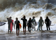 FEATURE - Queensland: Eingeseifte Surfer am Snapper Rock in Gold Coast