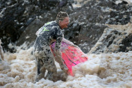 FEATURE - Queensland: Eingeseifte Surfer am Snapper Rock in Gold Coast
