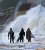 FEATURE - Queensland: Eingeseifte Surfer am Snapper Rock in Gold Coast