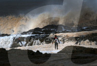 FEATURE - Queensland: Eingeseifte Surfer am Snapper Rock in Gold Coast