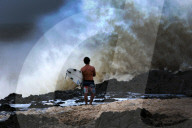 FEATURE - Queensland: Eingeseifte Surfer am Snapper Rock in Gold Coast