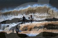 FEATURE - Queensland: Eingeseifte Surfer am Snapper Rock in Gold Coast