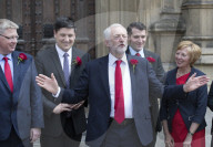 NEWS - London: Jeremy Corbyn posiert mit den neugewählten schottischen -Labour-Parlamentariern