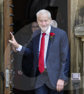 NEWS - London: Jeremy Corbyn posiert mit den neugewählten schottischen -Labour-Parlamentariern