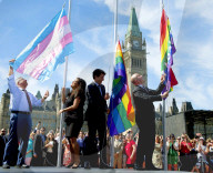 NEWS - Ottawa: Justin Trudeau hisst die Transgender-Flagge