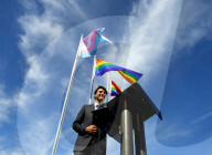 NEWS - Ottawa: Justin Trudeau hisst die Transgender-Flagge