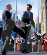NEWS - Ottawa: Justin Trudeau hisst die Transgender-Flagge