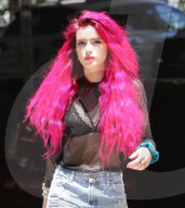 PEOPLE - Neue Frisur: Bella Thorne mit pinker Mähne unterwegs