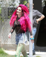 PEOPLE - Neue Frisur: Bella Thorne mit pinker Mähne unterwegs