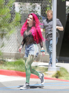 PEOPLE - Neue Frisur: Bella Thorne mit pinker Mähne unterwegs