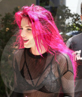 PEOPLE - Neue Frisur: Bella Thorne mit pinker Mähne unterwegs