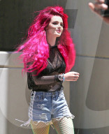 PEOPLE - Neue Frisur: Bella Thorne mit pinker Mähne unterwegs