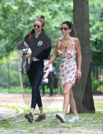 PEOPLE - Gigi Hadid mit ihrem kleinen Hund im Park