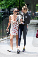 PEOPLE - Gigi Hadid mit ihrem kleinen Hund im Park