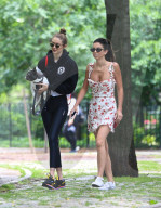 PEOPLE - Gigi Hadid mit ihrem kleinen Hund im Park