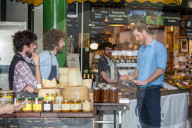 PEOPLE - Prinz Harry besucht den Borough Market nach dem Anschlag auf London Bridge