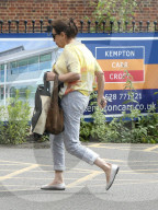 PEOPLE - Amal Clooney's Mutter Baria Alamuddin liest Klatsch in der Regenbogenpresse