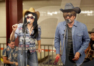 PEOPLE - Miley Cyrus und Jimmy Fallon füllen eine Subway-Station mit Fans mit ihrer Singeinlage