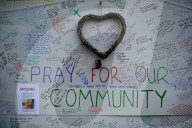 NEWS - London Grenfell Tower Brand: Trauernde Bevölkerung schreiben Nachrichten an die Wand