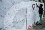 NEWS - London Grenfell Tower Brand: Trauernde Bevölkerung schreiben Nachrichten an die Wand