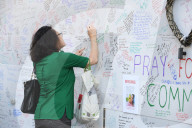 NEWS - London Grenfell Tower Brand: Trauernde Bevölkerung schreiben Nachrichten an die Wand