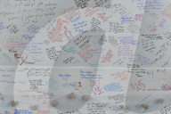 NEWS - London Grenfell Tower Brand: Trauernde Bevölkerung schreiben Nachrichten an die Wand