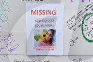 NEWS - London Grenfell Tower Brand: Trauernde Bevölkerung schreiben Nachrichten an die Wand