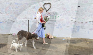 NEWS - London Grenfell Tower Brand: Trauernde Bevölkerung schreiben Nachrichten an die Wand