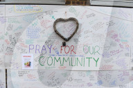 NEWS - London Grenfell Tower Brand: Trauernde Bevölkerung schreiben Nachrichten an die Wand