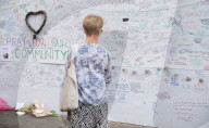 NEWS - London Grenfell Tower Brand: Trauernde Bevölkerung schreiben Nachrichten an die Wand