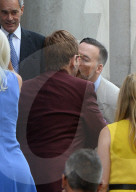 PEOPLE - Elton John und David Furnish gehen mit ihren Kindern an eine Hochzeit